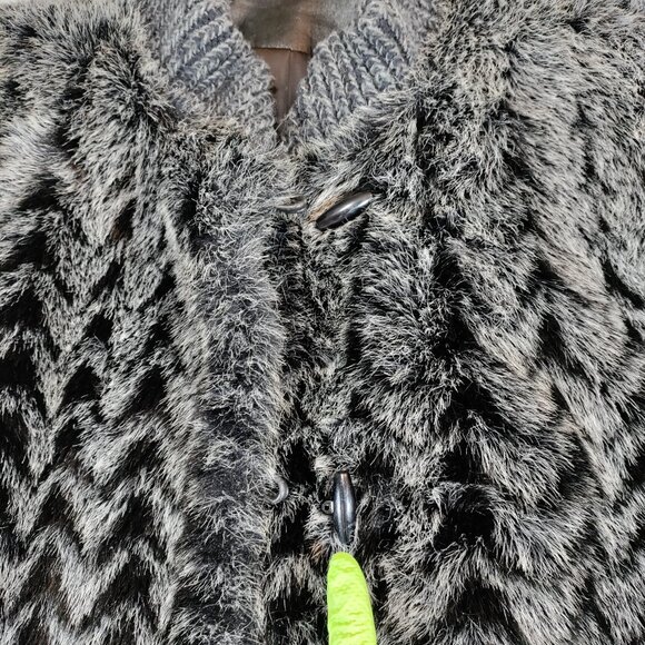 Style VI Faux Fur Vest Womens XL Black Gray Chevron Pattern Toggle Button - Picture 5 of 8